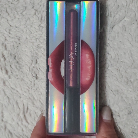 COPY - Huda Beauty Rich Glow Obsession and one Lip Strobe and one Demi Matte - Picture 4 of 6